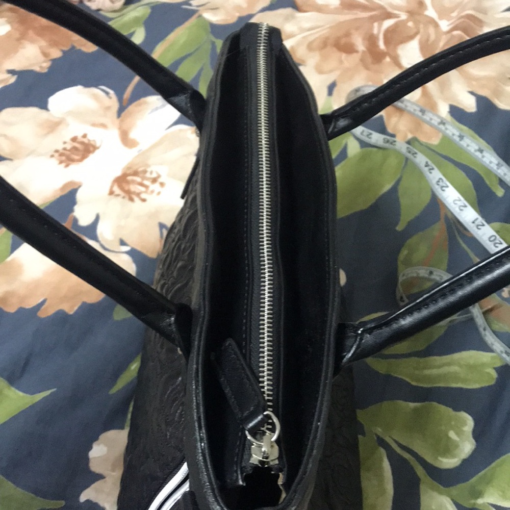 Gun Tote’n Mama Black Embossed shoulder Purse - Picture 12 of 17